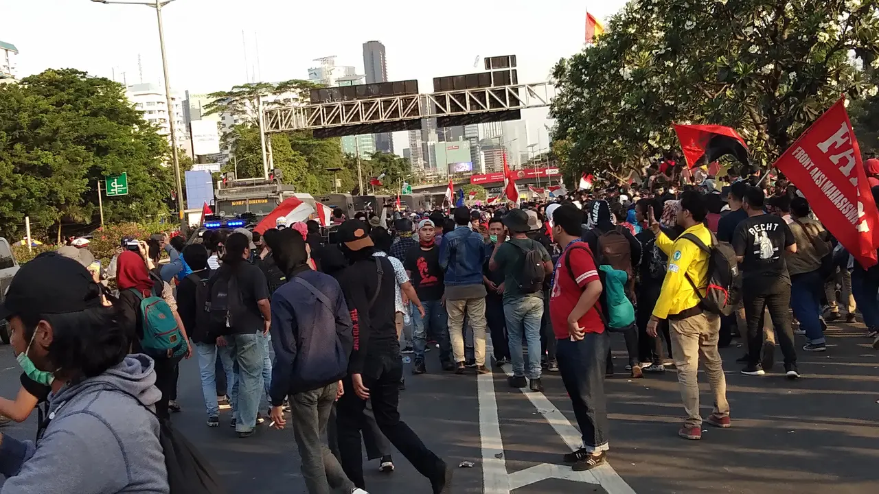 Massa di depan Gedung DPR RI Jakarta