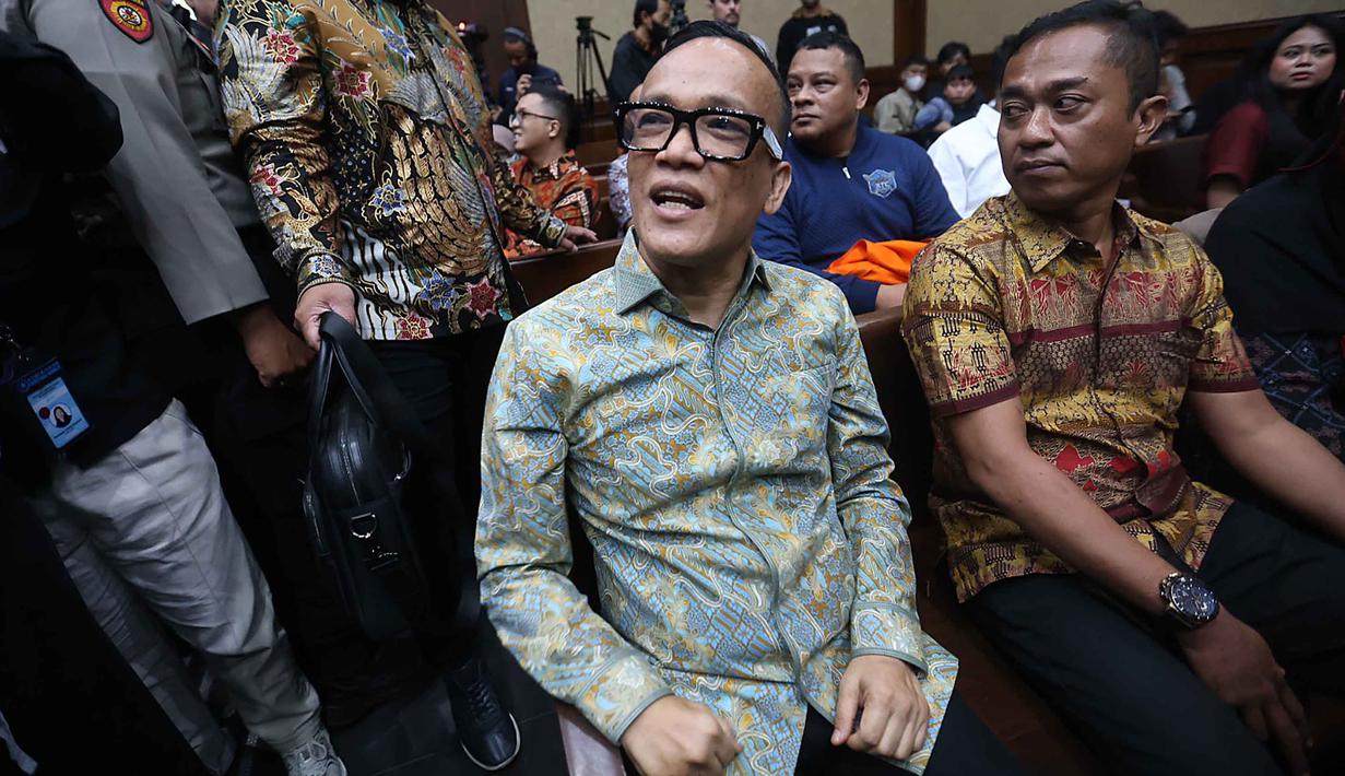 Sebelumnya, dalam penyidikan perkara ini, KPK mengidentifikasi dugaan pemerasan mencapai Rp 201 miliar. Tampak dalam foto, tersangka kasus dugaan pemerasan dalam pengurusan sertifikat K3 di Kementerian Ketenagakerjaan yang juga mantan Wakil Menteri Ketenagakerjaan (Wamenaker), Immanuel Ebenezer Gerungan (kiri) sesaat sebelum mengikuti persidangan di Pengadilan Tindak Pidana Korupsi (Tipikor) Jakarta pada Pengadilan Negeri Jakarta Pusat, Senin (19/1/2026). (Kapanlagi.com/Budy Santoso)