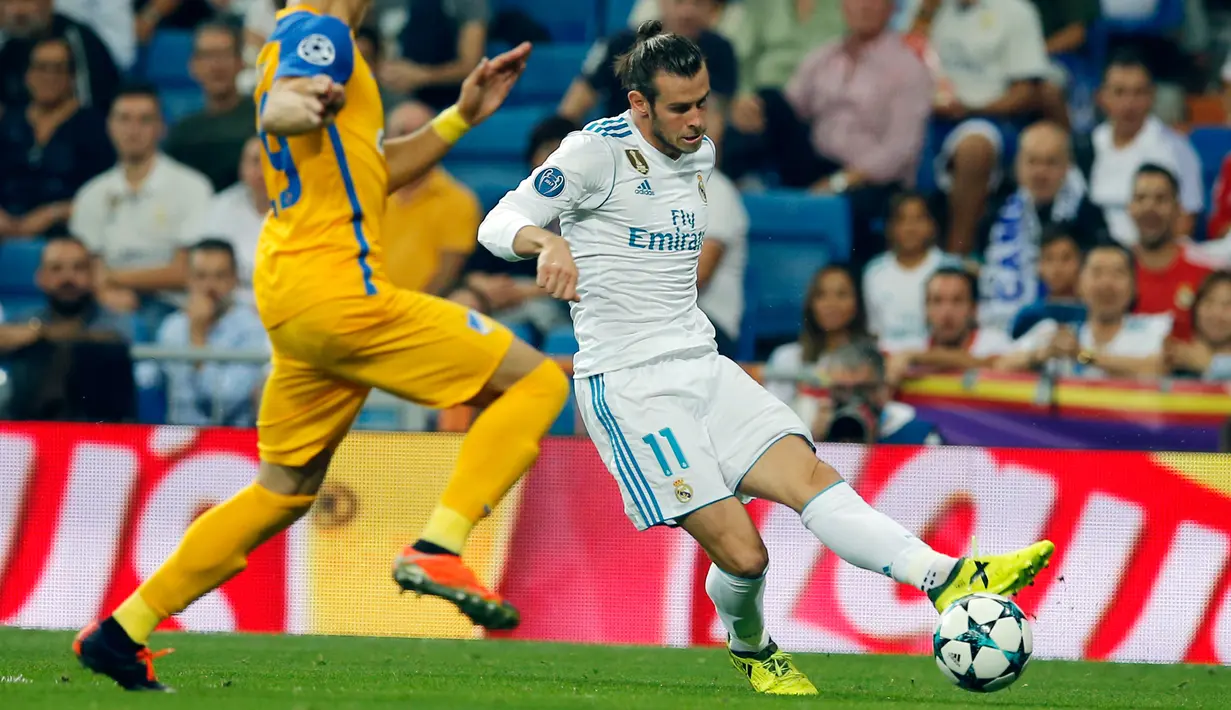 Gelandang Real Madrid, Gareth Bale berusaha mengumpan bola saat bertanding melawan APOEL Nicosia pada penyisihan Grup H Liga Champions di stadion Santiago Bernabeu, Spanyol, (13/9). Madrid menang telak 3-0 atas APOEL. (AP Photo/Paul White)