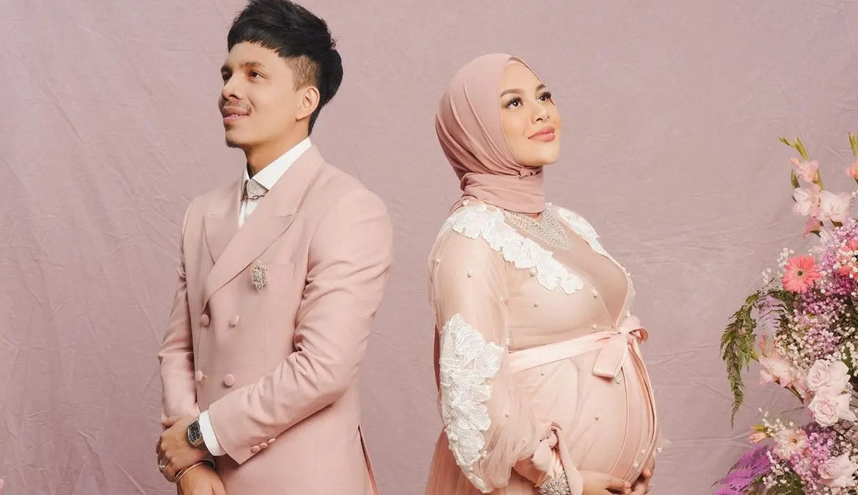 Pada potret maternity shoot, Aurel dan Atta Halilintar kompak dalam balutan nuansa peach yang lembut. Sebuah konsep maternity shoot yang sangat romantis. (foto: Instagram/ Aurel Hermansyah)
