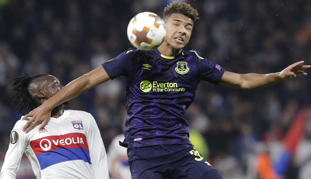 Pemain Lyon, Bertrand Traore (kiri) berduel dengan pemain Everton, Mason Holgate pada laga grup E Europe League di Groupama Stadium, Lyon, (2/11/2017). Everton kalah 0-3. (AP/Laurent Cipriani)