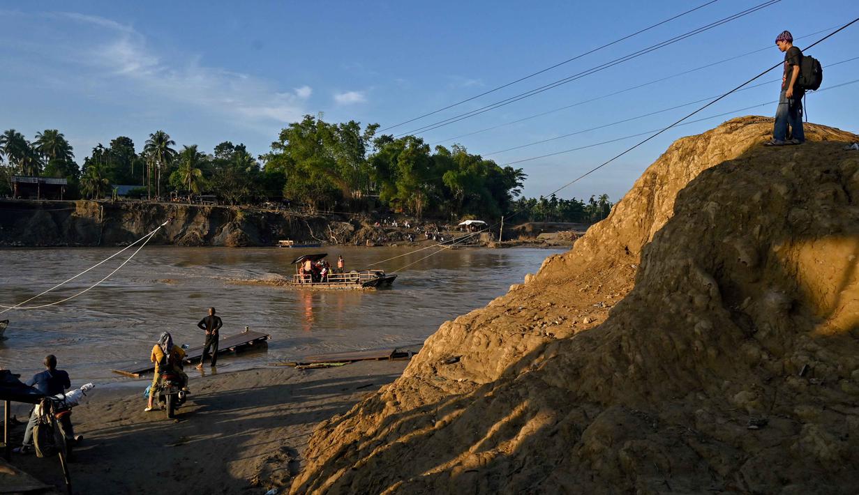 Hal tersebut, mengingat banyak peserta didik terdampak bencana banjir dan tanah longsor yang melanda Kabupaten Bireuen dalam beberapa waktu terakhir. Tampak dalam foto, masyarakat menggunakan perahu darurat untuk menyeberangi Sungai Peusangan pasca banjir bandang yang menghancurkan desa-desa di sekitarnya di kabupaten Bireuen, provinsi Aceh, Indonesia pada Senin 5 Januari 2026. (CHAIDEER MAHYUDDIN/AFP)