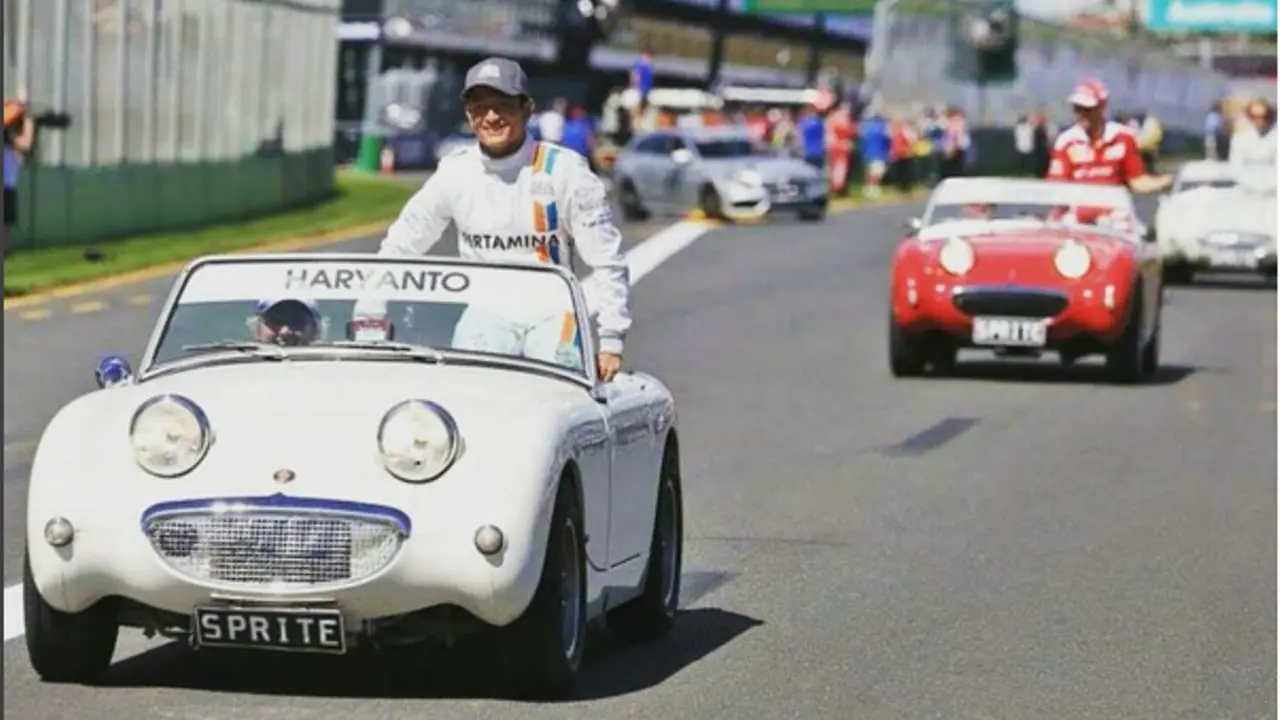 Ini Gaya Rio Haryanto Saat Debut di F1, Kamu Pasti Naksir!