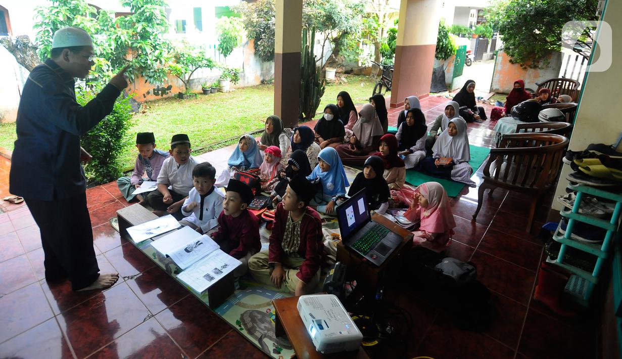 Anak-anak belajar mengaji dan bahasa Arab di teras rumah warga di kawasan Cinere, Depok, Jawa Barat, Senin (27/3/2023). (merdeka.com/Arie Basuki)