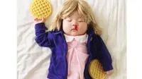 Menggemaskan, Selagi Tidur Bayi Ini Bergaya Unik dan Lucu