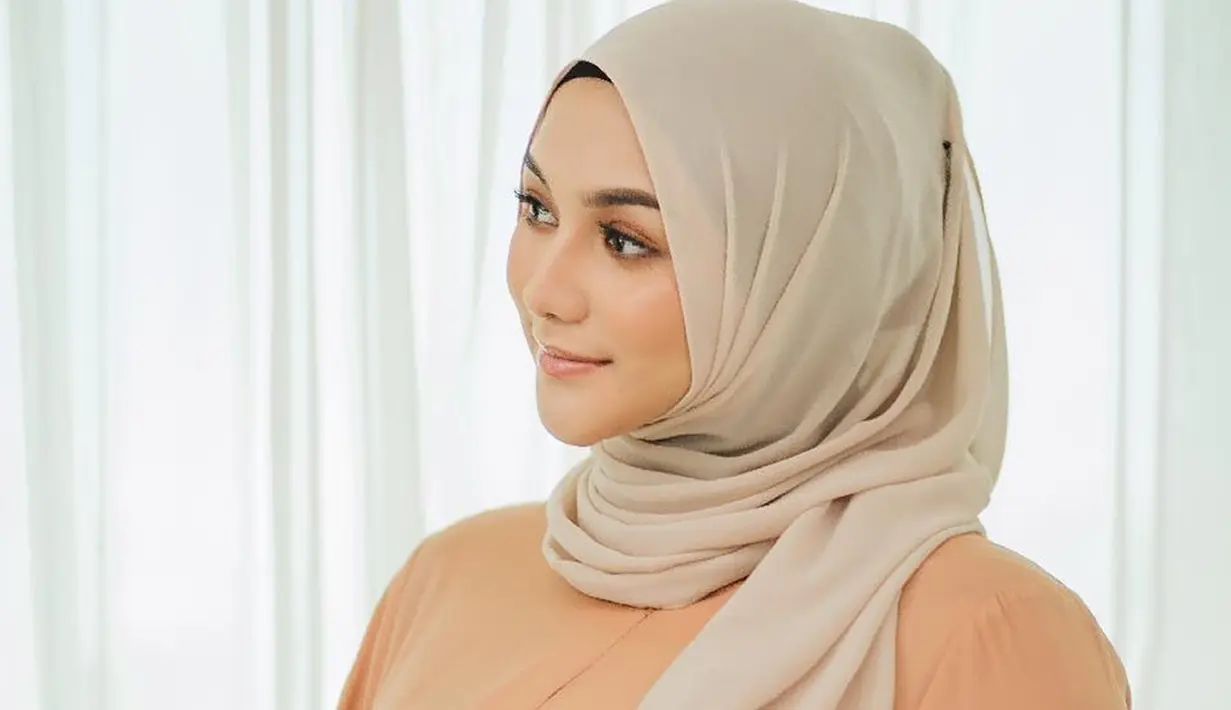 Tak hanya itu, Ciki juga terlihat cocok dengan balutan hijab berwarna beige sand yang dipadukan dengan atasan orange muda. Tampil dengan makeup natural, penampilan istri Rezky Adhitya ini banyak dipuji. (Liputan6.com/IG/@citraciki)