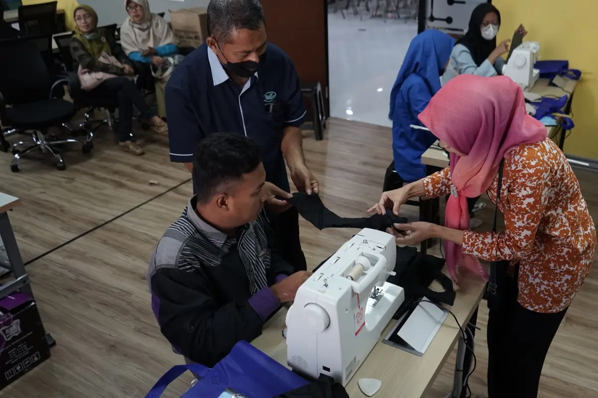 Pelatihan menjahit secara gratis bagi penyandang disabilitas