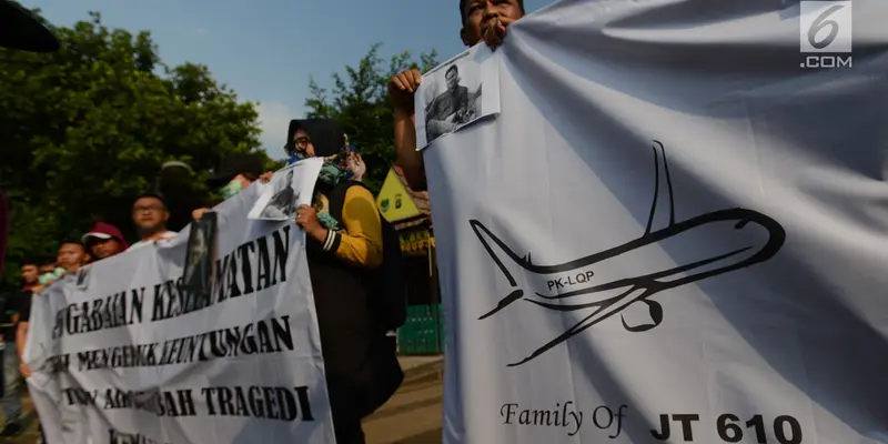 Aksi Keluarga Korban Lion Air JT-610 di Depan Istana