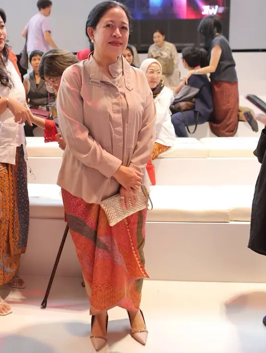 <p>Ketua DPR RI ini pun memadukan atasan dengan kain batik sebagai bawahan. Kain berwarna orange tersebut dari Bin House. [Daniel Kampua]</p>