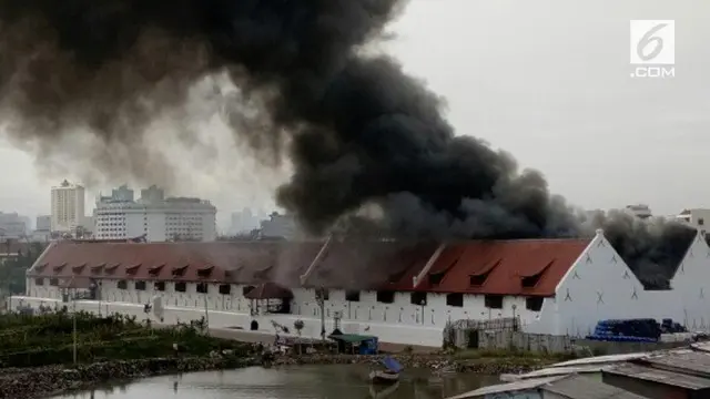 Kebakaran terjadi di Museum Bahari, Jakarta. Api merah melahap sebagian gedung situs bersejarah tersebut.