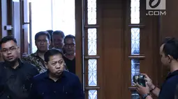 Mantan Ketua DPR, Setya Novanto bersiap menjadi saksi pada sidang lanjutan dugaan suap pembangunan PLTU Riau-1 dengan terdakwa Idrus Marham di Pengadilan Tipikor, Jakarta, Selasa (19/2). (Liputan6.com/Helmi Fithriansyah)