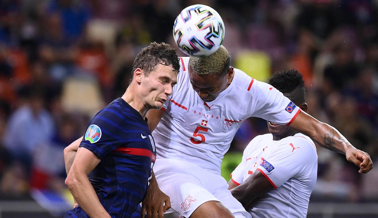 Benjamin Pavard - Cedera engkel yang menimpa Pavard membuatnya tak dibawa Deschamps untuk berpatisipasi pada 3 laga kualifikasi Piala Dunia 2022. Bek kanan andalan Prancis itu posisinya akan digantikan oleh Leo Dubois. (Foto: AFP/Franck Fife)