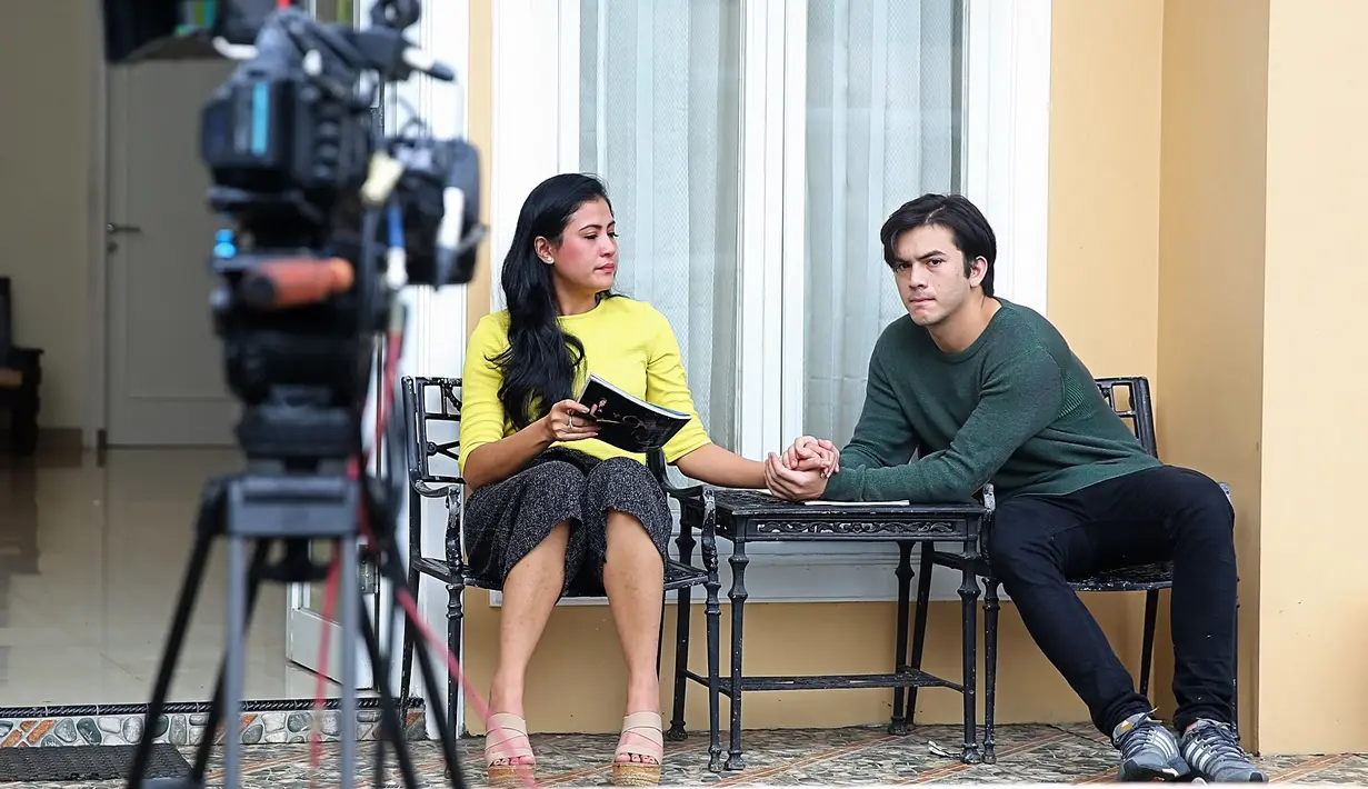 Syuting yang berpindah-pindah tempat, kedua pemeran itu juga terlihat senang. Meski lelah, saat keduanya menjalani latihan, masih terlihat ceria dan bercanda. (Bambang E. Ros/Bintang.com)