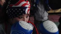 Olah raga tinju di Afganistan sedang menggeliat, tak terkecuali tinju wanita. Beberapa petinju wanita bergabung dan berlatih di sasana yang berada di Stadion Ghazi, Kabul, Afganistan. (AFP/Shah Marai)