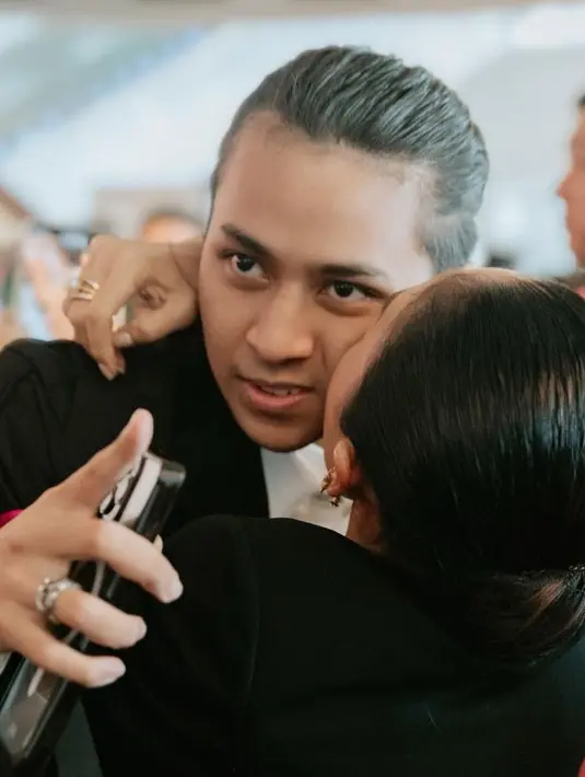 Yuni pun tampak menyanggul minimalis rambut pendeknya. Dengan hiasan tusuk konde keemasannya. [@yunishara36]