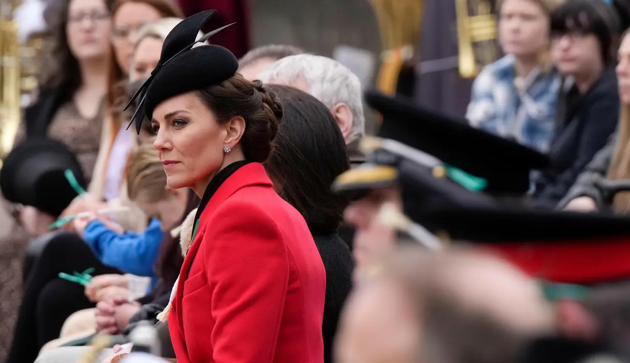 Kate Middleton, Putri Wales dari Inggris duduk di parade Hari St David dengan anggota Batalyon 1, The Welsh Guards di Windsor, Inggris, Rabu, 1 Maret 2023. (AP Photo/Alastair Grant, Pool)