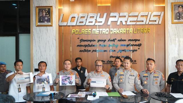 Pemuda berinisial FO tega menikam ayah tirinya lantaran sakit hati sering dimaki. Aksi pembunuhan dilakukan di dalam rumah korban Jalan Bidara Raya, Pejagalan, Penjaringan, Jakarta Utara pada Sabtu (22/7/2023). (Foto: Bachtiarudin Alam/Merdeka.com)