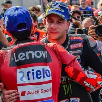 Pedro Acosta (kanan) dari Tim Red Bull KTM Factory Racing yang berada di posisi kedua memberi selamat kepada pemenang Marc Marquez dari Tim Ducati Lenovo setelah sesi sprint di Sirkuit Balaton Park di Balatonfokajar, Hungaria, pada 6 Juni 2026, menjelang Grand Prix MotoGP Hungaria. (FERENC ISZA/AFP)