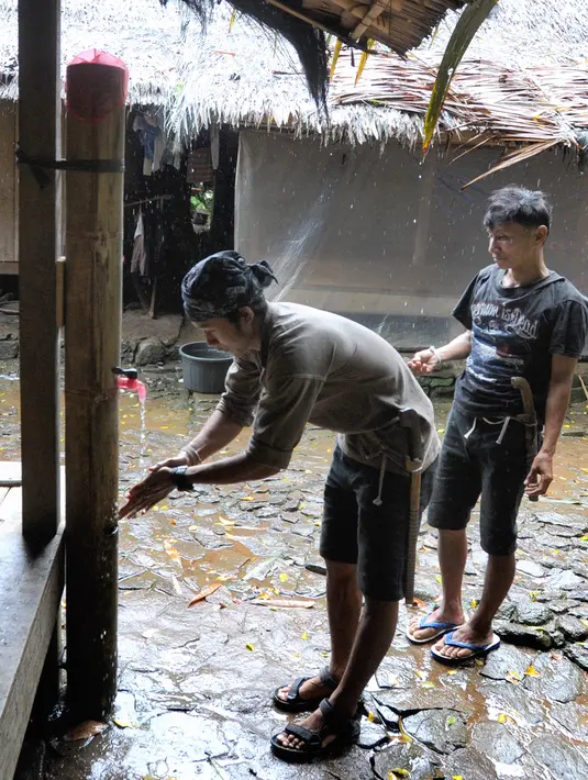 Namun pandemi covid-19 membawa implikasi lain bagi warga Baduy. Kini wisatawan menurun drastis menyebabkan penjualan produk budaya warga Baduy anjlok drastis, seperti kain tenun, madu, tas baduy, dan lain-lain. (merdeka.com/Arie Basuki)