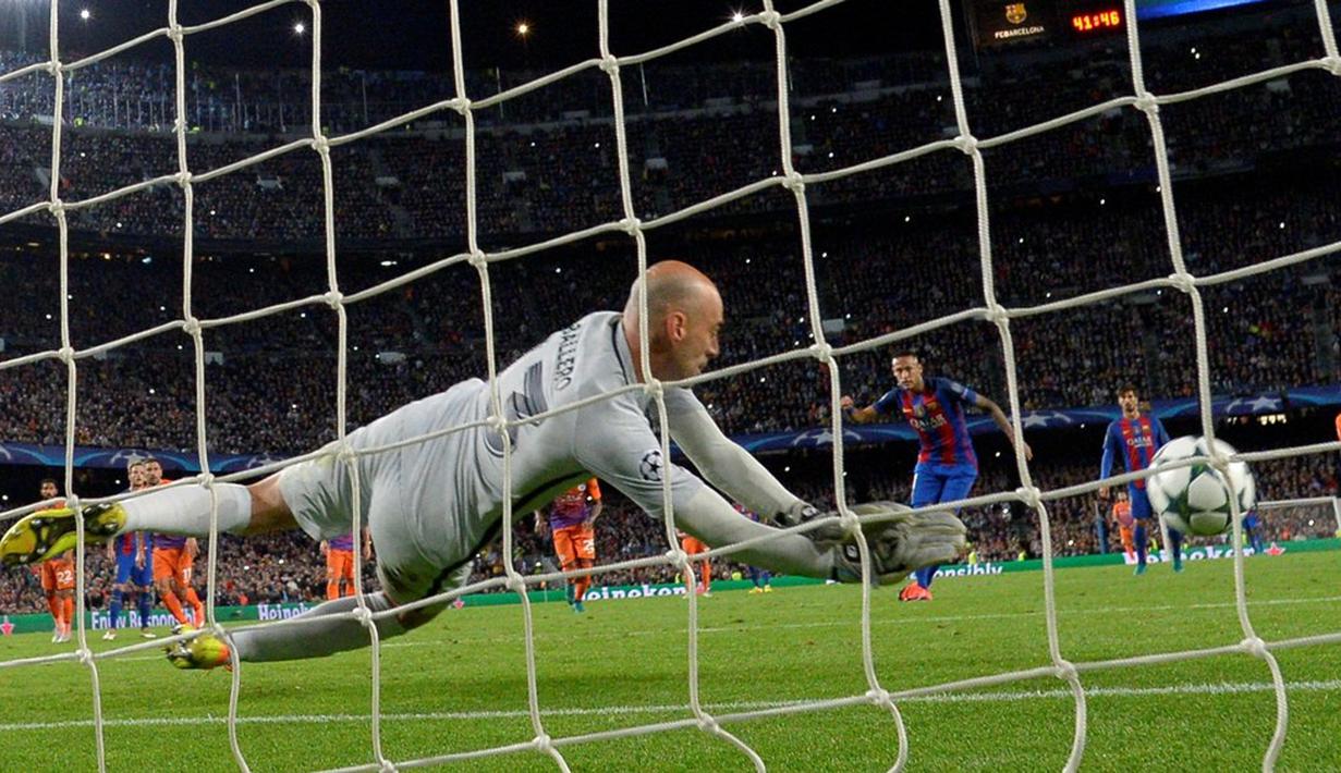 Tendangan penalti pemain Barcelona, Neymar, digagalkan Manchester City, Willy Caballero, dalam laga Grup C Liga Champions di Camp Nou, Barcelona, Kamis (20/10/2016) dini hari WIB. (AFP/Lluis Gene)