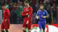 Bintang Portugal, Cristiano Ronaldo, tertunduk lesuh usai dikalahkan Belanda pada laga persahabatan di Stade de Geneve, Swiss, Senin (26/3/2018). Portugal kalah 0-3 dari Belanda. (AP/Salvatore Di Nolfi)