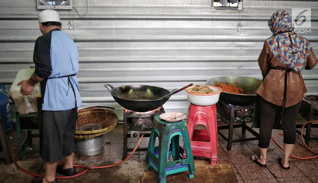 Juru masak membuat takjil untuk menu berbuka puasa di dapur umum Masjid Istiqlal, Jakarta, Selasa (7/5/2019). Selama bulan Ramadan, Masjid Istiqlal menyediakan 2.000 sampai 4.000 takjil dan nasi kotak bagi masyarakat yang berbuka puasa di masjid tersebut. (Liputan6.com/Faizal Fanani)