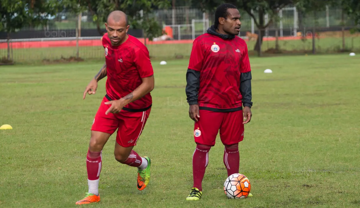 Gelandang Persija Jakarta, Septinus Alua, mendengarkan instruksi saat latihan di Lapangan Sutasoma, Jakarta, Rabu (31/1/2018). Latihan ini merupakan persiapan jelang babak delapan besar Piala Presiden. (Bola.com/Asprilla Dwi Adha)