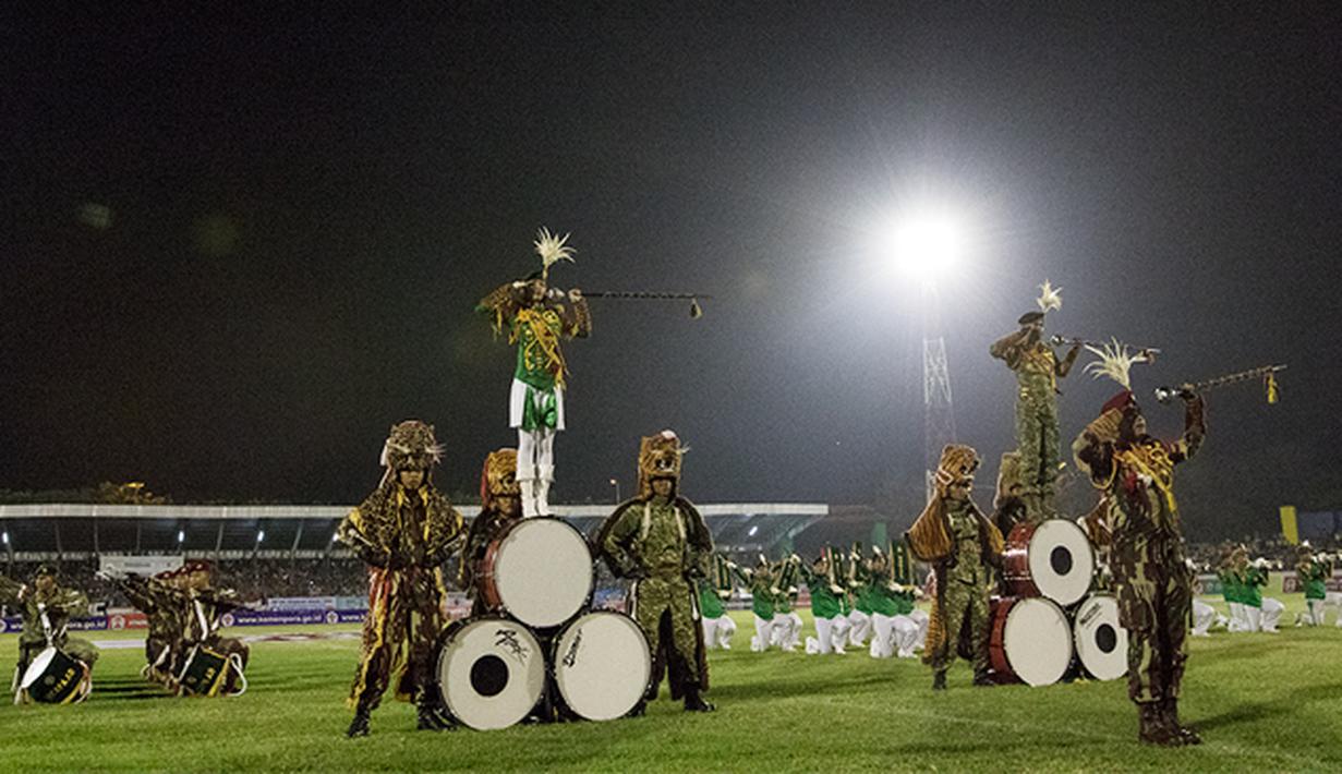 Penampilan drum band Taruna TNI AD meramaikan pembukaan Piala Kemerdekaan di Stadion Maulana Yusuf, Serang, Sabtu (15/8/2015). (Bola.com/Vitalis Yogi Trisna)