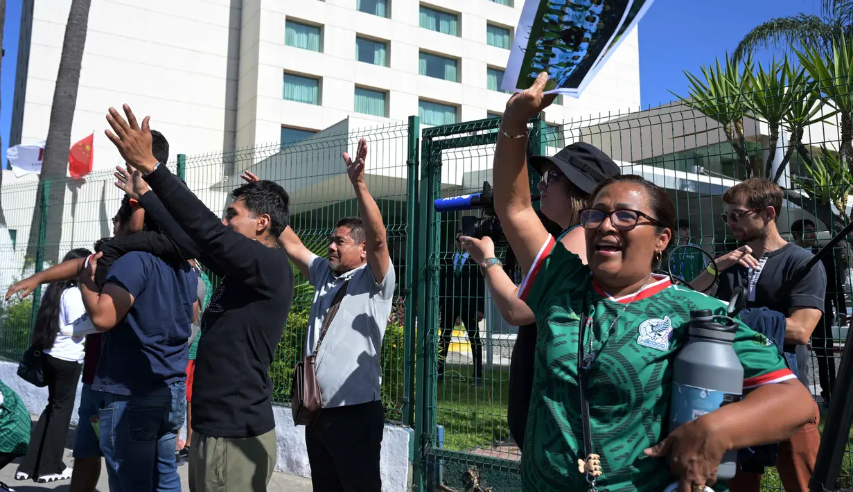 Para penggemar melambaikan tangan kepada para pemain Tim Nasional (Timnas) Iran di luar Hotel Marriott saat mereka berangkat untuk sesi latihan di Tijuana, Meksiko, pada 10 Juni 2026, menjelang turnamen sepak bola Piala Dunia FIFA 2026. (Guillermo Arias/AFP)