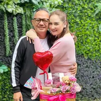 Melesat lebih jauh ke angka 20 tahun pernikahan. Ada Mona Ratuliu dan Indra Brasco yang tampil dengan nuansa black dan pink saat Valentine.