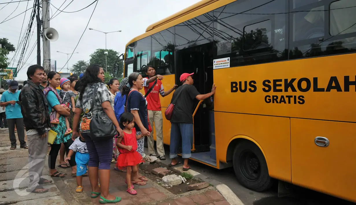 Warga Kalijodo saat akan menaiki bus untuk menuju Rusun Marunda, Jakarta, Senin (22/2). Warga kalijodo kecamatan Penjaringan mendapatkan jatah Rusun Marunda dengan Fasilitas 3 bulan pertama gratis. (Liputan6.com/Gempur M Surya)