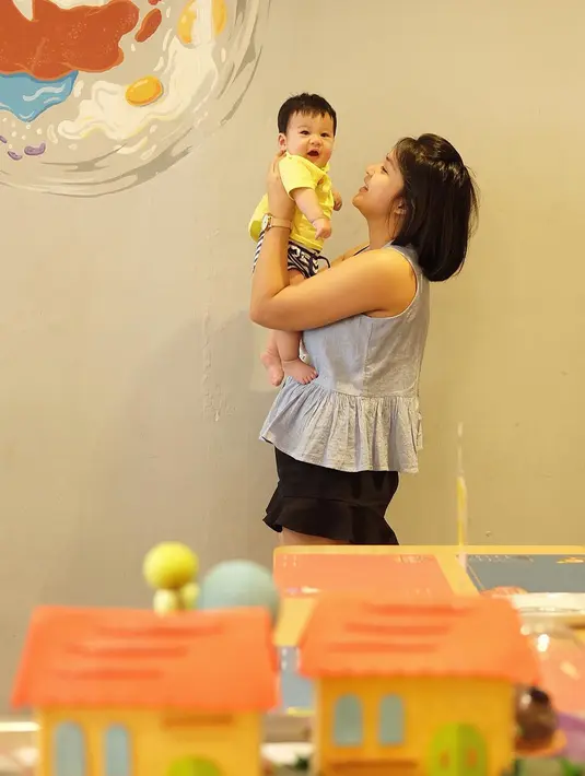 Putri memang sangat menikmati perannya menjadi seorang ibu. Terlihat, seringkali ia mendampingi buah hatinya bermain. Seperti di foto ini contohnya. (Instagram/putrititian)