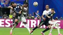 Pemain Argentina Nico Gonzalez, mencoba menyundul bola ke gawang Inggris selama pertandingan semifinal Piala Dunia antara Inggris dan Argentina di Atlanta, Rabu, 15 Juli 2026. (AP Photo/Rebecca Blackwell)
