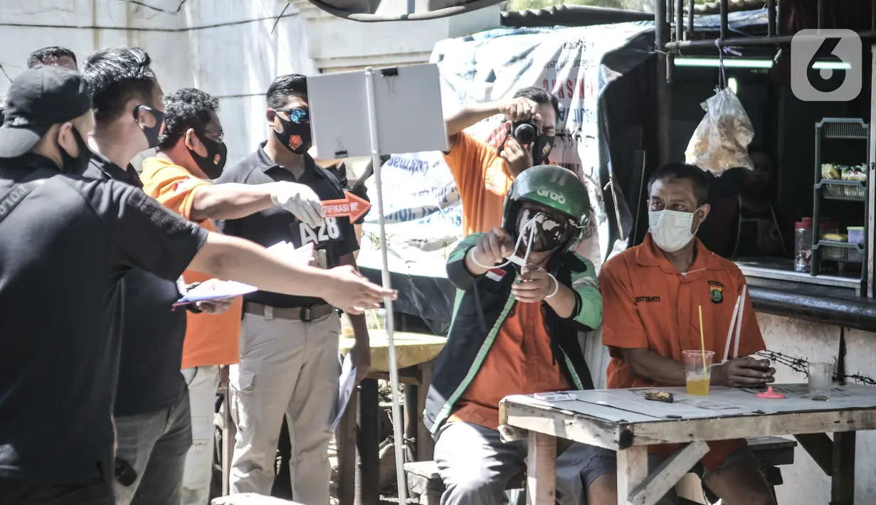 Tersangka melakukan salah satu adegan saat rekonstruksi kasus pembunuhan Sugianto (51) di ruko Royal Gading Square, Kelapa Gading, Jakarta, Selasa (25/8/2020). Penyidik Polda Metro Jaya menggelar rekonstruksi pembunuhan bos pelayaran Sugianto di Royal Gading Square. (merdeka.com/Iqbal S. Nugroho)