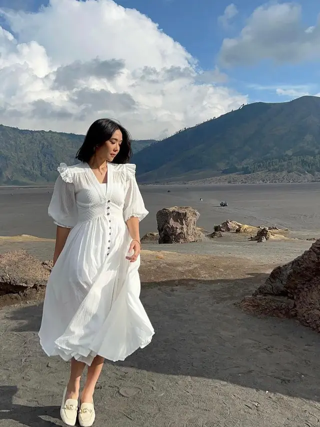 6 Gaya Gisella Anastasia Jadi Model Video Klip di Bromo, Menawan Kenakan Dress Putih dan Sepatu Hak Tinggi