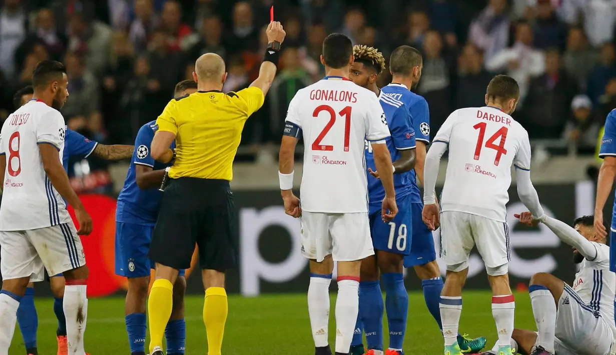 Wasit memberikan kartu merah pemain Juventus, Mario Lemina pada pertandingan Lyon melawan Juventus di stadion Parc Olympique Lyonnais, Lyon, Perancis (18/10). Meski bermain dengan 10 orang, juve berhasil mengalahkan tuan rumah. (Reuters/Robert Pratta)