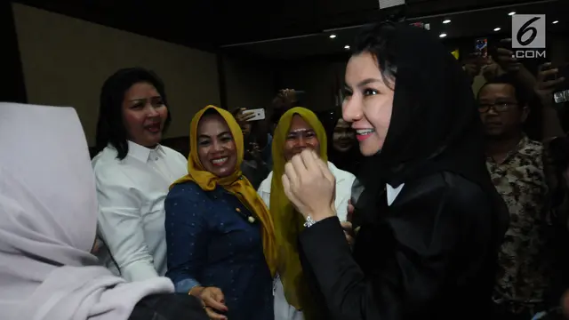 Jelang Sidang Dakwaan, Rita Widyasari Temui Kerabat dan Berswafoto