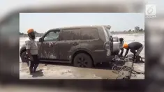 Cuaca yang terlalu panas membuatnya lebih memilih membajak sawah menggunakan Pajero daripada traktor.
