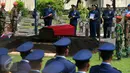 Sejumlah prajurit TNI AU mengikutu upacara pemakaman jenazah Pilot Mayor Pnb Ifi Safatilah di Taman Makam pahlawan Kusuma Negara, Yogyakarta, (11/2). Ada 3 korban tewas akibat jatuhnya Pesawat Tucano pada Rabu (10/2) lalu.(Boy Harjanto)