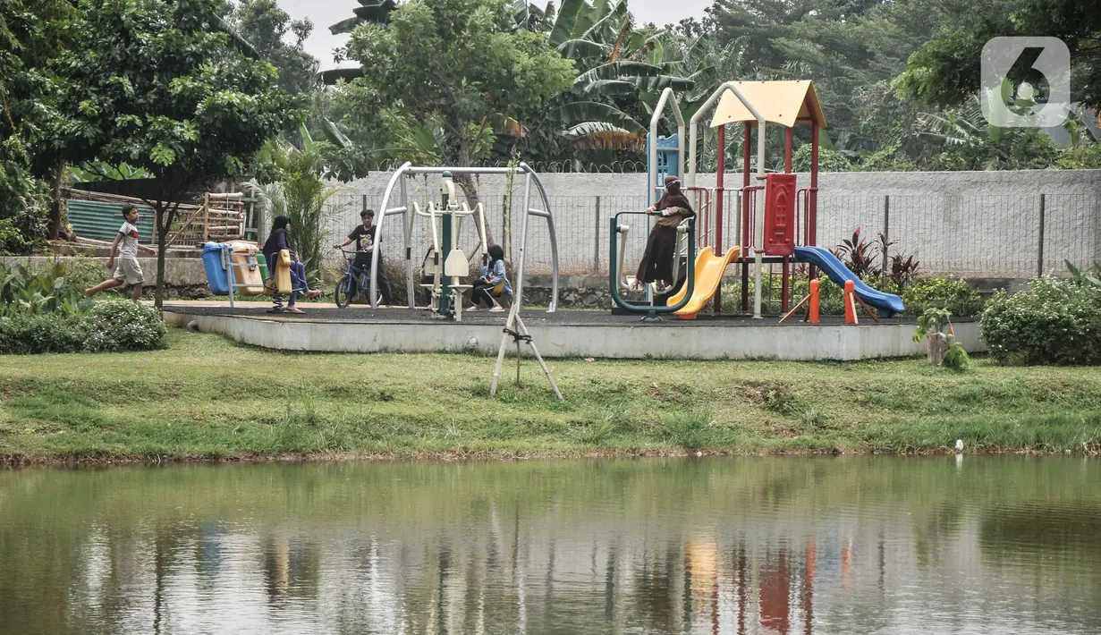Anak-anak bermain di Taman Maju Bersama (TMB) Panjang Cipedak, Jagakarsa, Jakarta Selatan, Rabu (26/1/2022). Pembangunan 31 TMB tersebut diharapkan dapat mengendalikan banjir di Ibu Kota. (merdeka.com/Iqbal S. Nugroho)