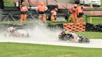 Jack Miller terjatuh di sprint race MotoGP Australia. Padahal dia sebelumnya masih bisa membalap usai bagian depan motor ditabrak burung ccamar (AFP)