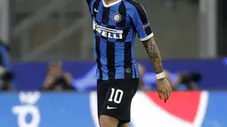 Penyerang Inter Milan, Lautaro Martinez berselebrasi usai mencetak gol ke gawang Borrusia Dortmund pada pertandingan lanjutan Grup F Liga Champions di stadion San Siro, Italia (23/10/2019). Inter Milan menang 2-0 atas Dortmund. (AP Photo/Luca Bruno)