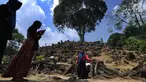 Pengunjung berfoto di kawasan Situs Megalitikum Gunung Padang, Kabupaten Cianjur, Jawa Barat, Minggu (11/8/2019). Libur Idul Adha 2019 dimanfaatkan warga sekitar Jabotabek dan Bandung untuk mengunjung situs megalitik terbesar di Asia Tenggara tersebut. (merdeka.com/Arie Basuki)