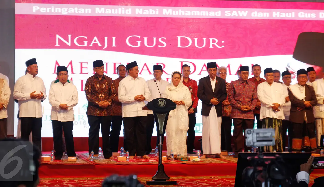 Presiden Jokowi, Yeni Wahid, tokoh agama dan sejumlah petinggi negara saat menghadiri Haul Gus Dur ke 7 dan Peringatan Maulid Nabi Muhammad SAW di Ciganjur, Jakarta, Sabtu (23/12). (Liputan6.com/Gempur M Surya)
