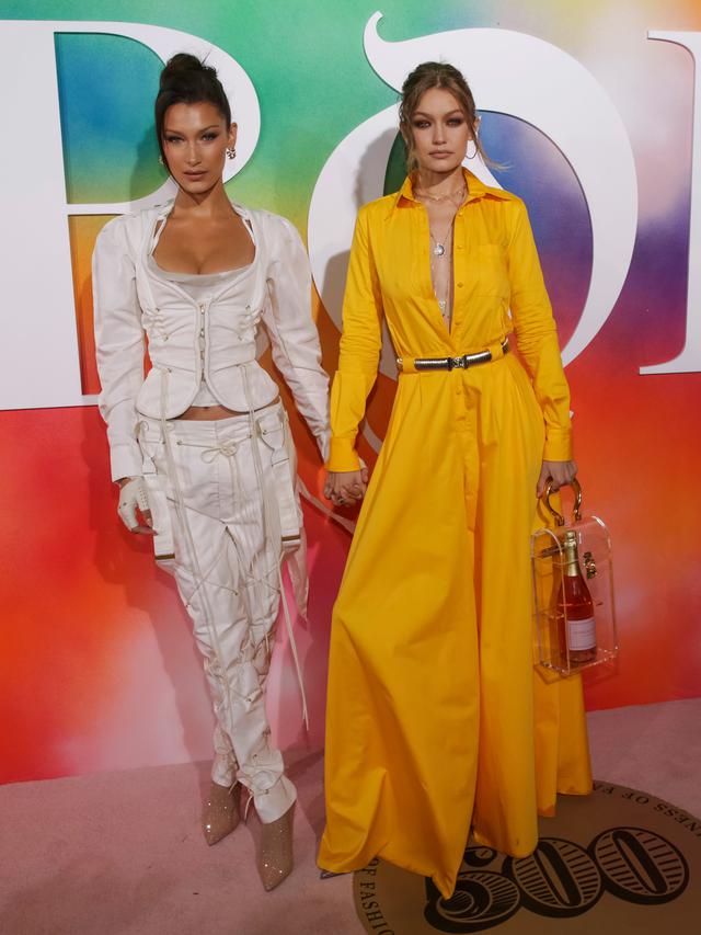Penampilan Bella dan Gigi Hadid di New York Fashion Week