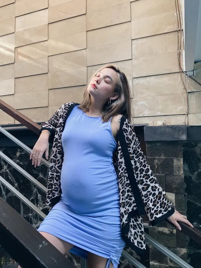 7 Potret Demi Langston Pamer Baby Bump Anak Ke-4 Ini Menawan