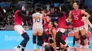 Ketenangan pemain Indonesia pada poin-poin krusial menjadi pembeda. Indonesia sukses merebut set ketiga dengan skor 30-28. Tampak dalam foto, Tampak dalam foto, tim voli putri Indonesia saat merayakan kemenangan usai bertanding melawan Filipina pada laga final SEA Games 2025 di Indoor Stadium Huamark, Bangkok, Thailand, Senin (15/12/2025). (Bola.com/Bagaskara Lazuardi)