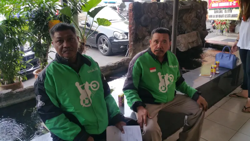 Driver Gojek kehilangan sepeda motornya saat sedang menolong penumpang. 