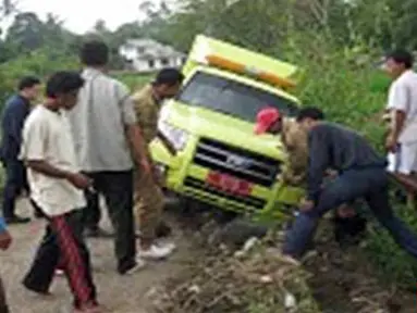 warga Garut berupaya mengevakuasi mobil dinas kesehatan hewan yang terperosok kepersawahan (Pengirim: Trian Mahawan)