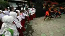 Para siswa SD menyaksikan tarian kuda lumping saat berkunjung ke Taman Budaya Yogyakarta, Rabu, (20/7). Beberapa sekolah di Yogyakarta melakukan MOS secara edukatif di antaranya dengan mengenalkan seni budaya kepada siswanya. (Liputan6.com/Boy Harjanto)